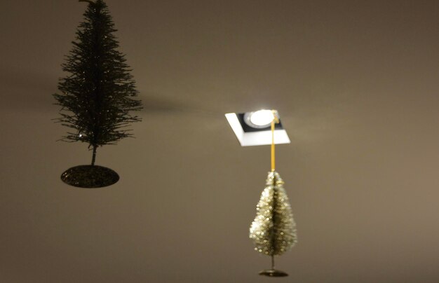 Photo low angle view of illuminated lighting equipment hanging on ceiling