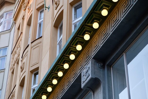 Foto vista a basso angolo delle luci illuminate su un edificio in città