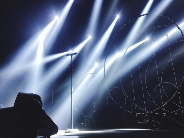 Foto vista a basso angolo delle luci illuminate sul palco