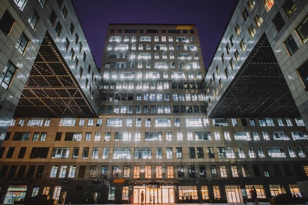 Photo low angle view of illuminated modern building at night