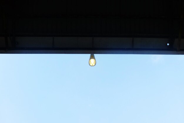 Photo low angle view of illuminated moon against clear blue sky