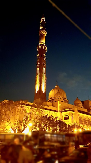Photo low angle view of illuminated mosque against sky