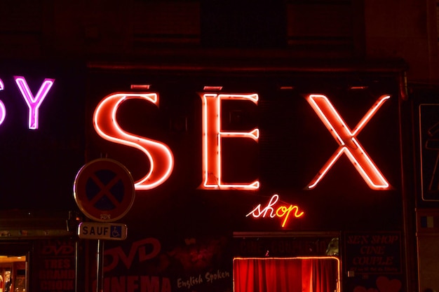 Photo low angle view of illuminated neon sign at night