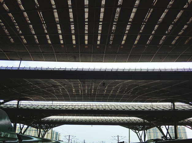 Foto vista ad angolo basso di una stazione ferroviaria illuminata