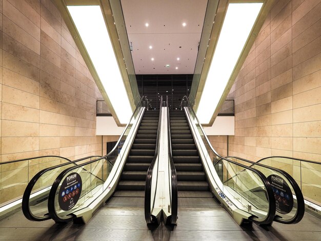 Photo low angle view of illuminated staircase