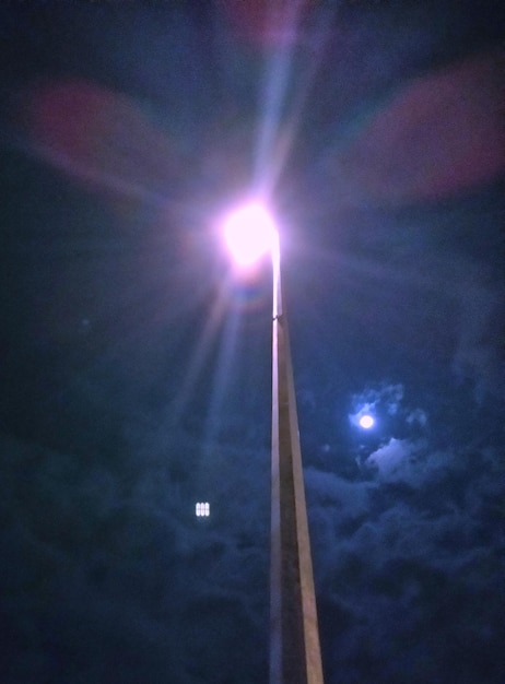 Photo low angle view of illuminated street light against sky at night