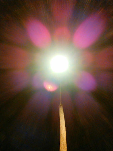 Photo low angle view of illuminated street light at night