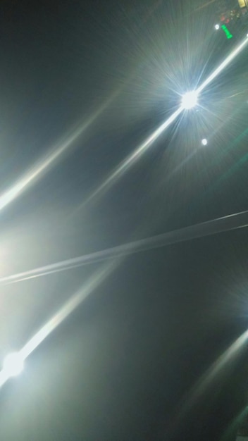 Photo low angle view of illuminated street lights against sky at night