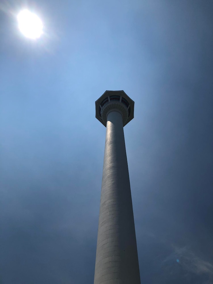 Photo low angle view of illuminated tower against sky