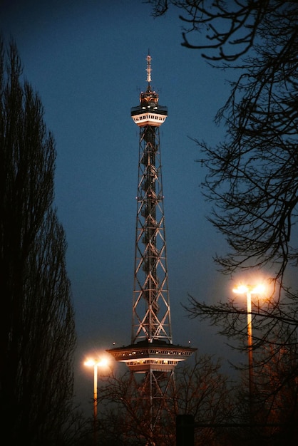 Photo low angle view of illuminated tower at night