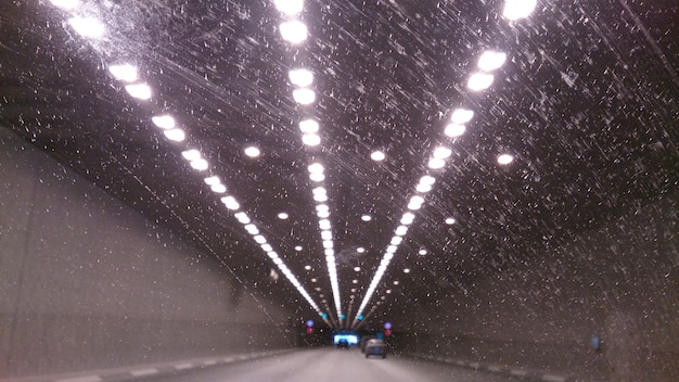 Photo low angle view of illuminated tunnel