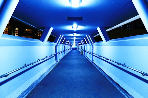 Foto vista a basso angolo del tunnel illuminato