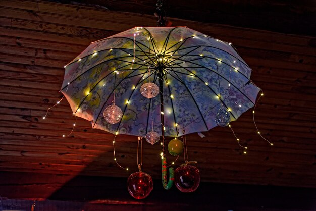 Foto vista a basso angolo di un ombrello illuminato appeso al muro