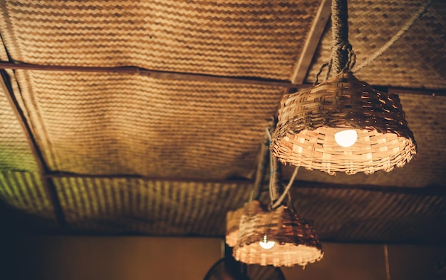Photo low angle view of illuminated wicker pendant lights at cafe