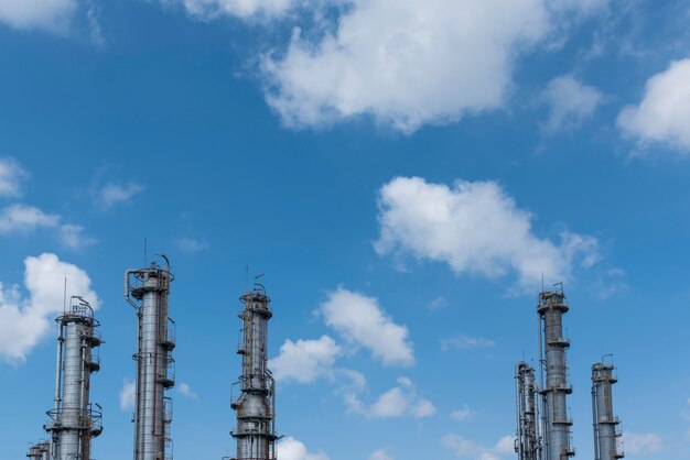 Photo low angle view of industrial buildings against sky