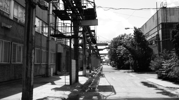 Foto vista ad angolo basso degli edifici industriali