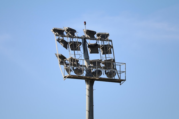澄んだ青い空に照らされた情報標識の低角度の視点