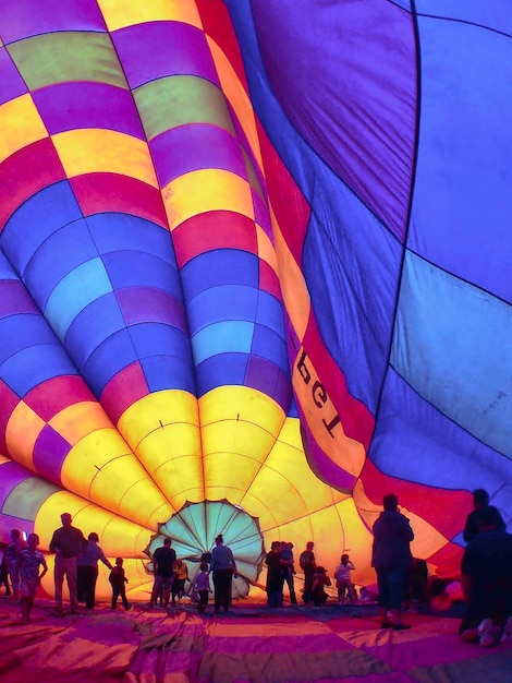 Foto vista ad angolo basso dell'interno di una mongolfiera ad aria calda