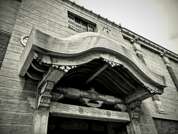 Photo low angle view of japanese american national museum against sky