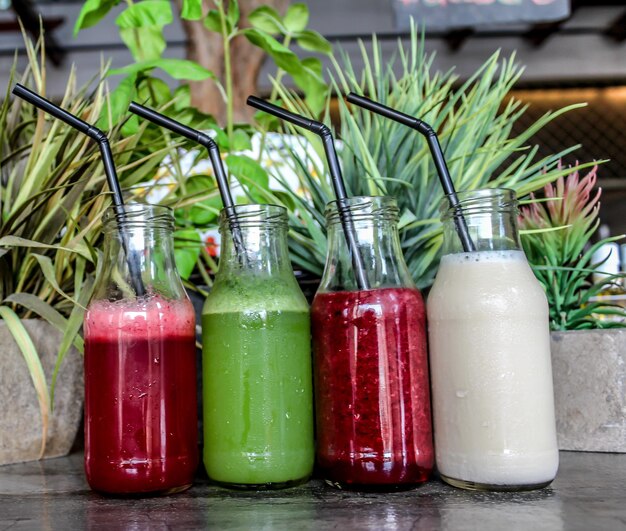 Photo low angle view of juices in bottle on table