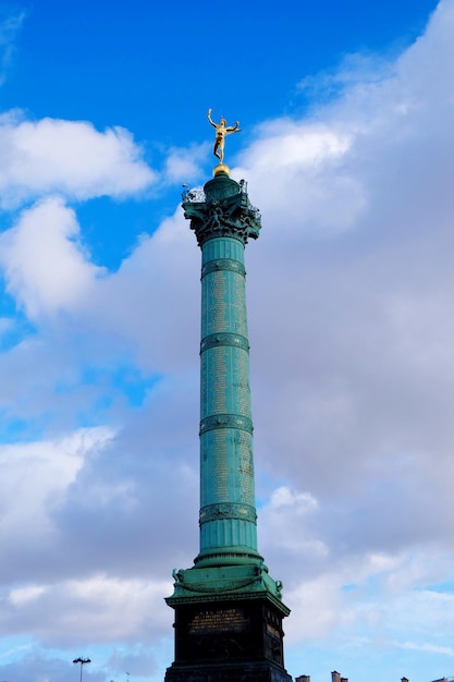 하늘을 배경으로 바스티야 광장 (Place de la Bastille) 의 7월 기둥의 낮은 각도 시각
