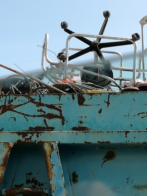 Foto vista a basso angolo della discarica contro il cielo