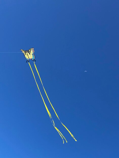Foto vista a bassa angolazione di un aquilone che vola contro il cielo