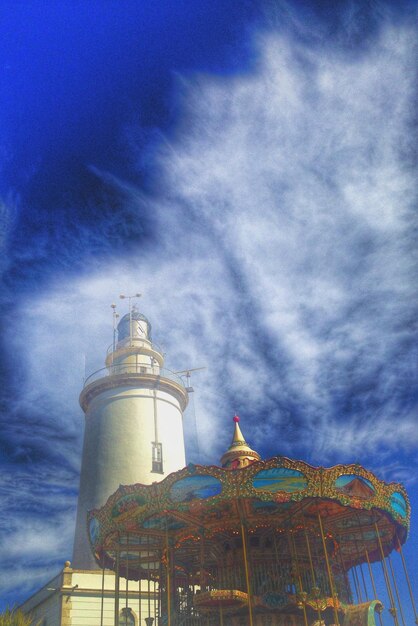 Photo low angle view of la farola and carousel against sky