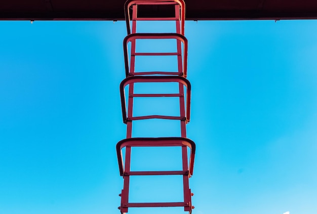 Foto vista a basso angolo della scala contro il cielo blu