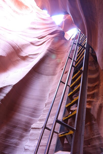 Foto vista a bassa angolazione di una scala nel canyon delle antilopi