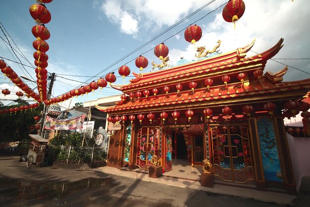 Foto vista a basso angolo delle lanterne appese dal tempio del patrimonio buddista contro il cielo