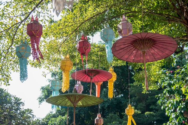 Photo low angle view of lanterns hanging on tree