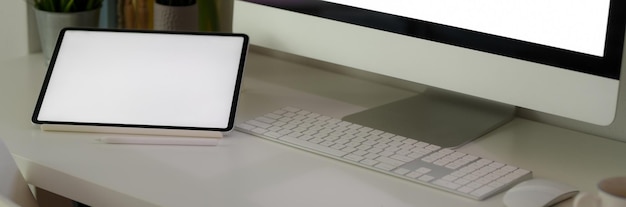 Photo low angle view of laptop on table