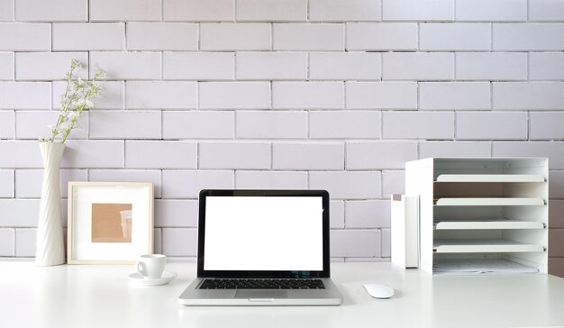 Photo low angle view of laptop on white wall