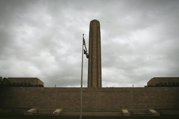 Photo low angle view of liberty memorial against cloudy sky