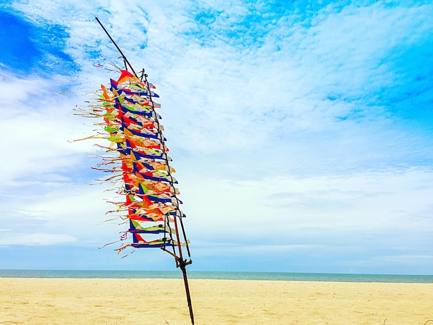 Foto vista a bassa angolazione della capanna del bagnino sulla spiaggia contro il cielo