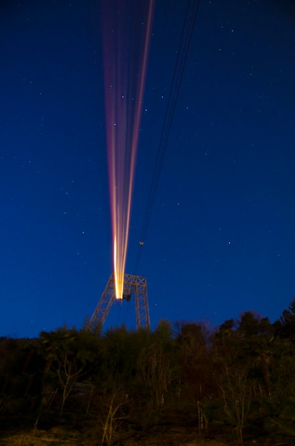 Foto vista a basso angolo di tracce di luce contro un cielo blu limpido