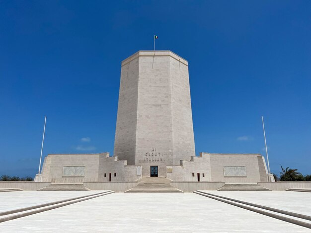 Foto vista a basso angolo del faro contro un cielo blu limpido