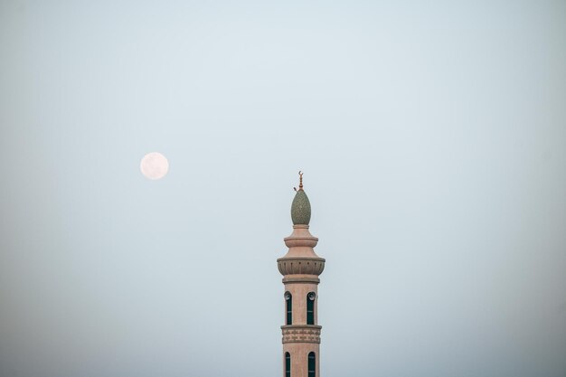 Foto vista a basso angolo del faro contro un cielo limpido