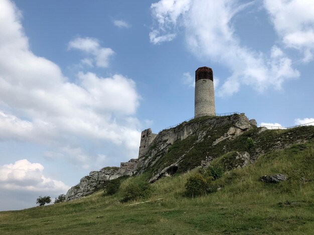 Foto vista a basso angolo del faro contro il cielo