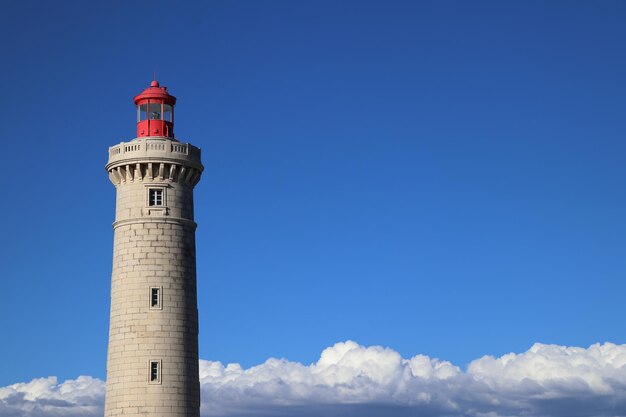 Foto vista a basso angolo del faro contro il cielo