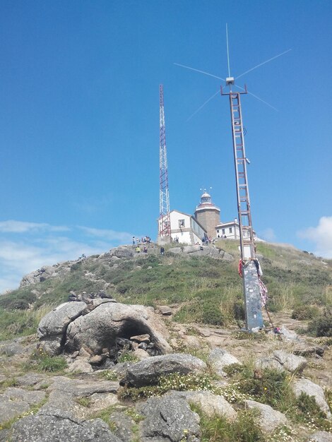 Foto vista a bassa angolazione del faro a fisterra contro il cielo