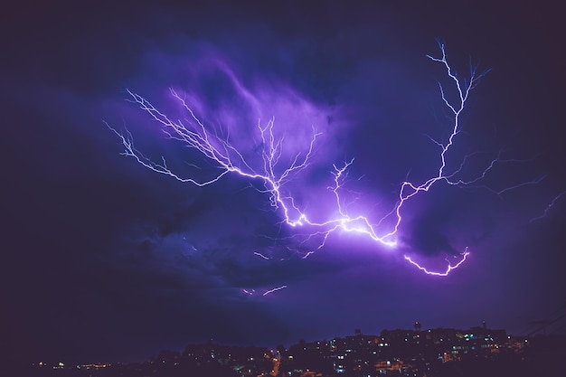 夜の都市上の雷の低角度の景色