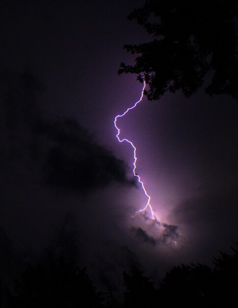 空の雷の低角度の視点