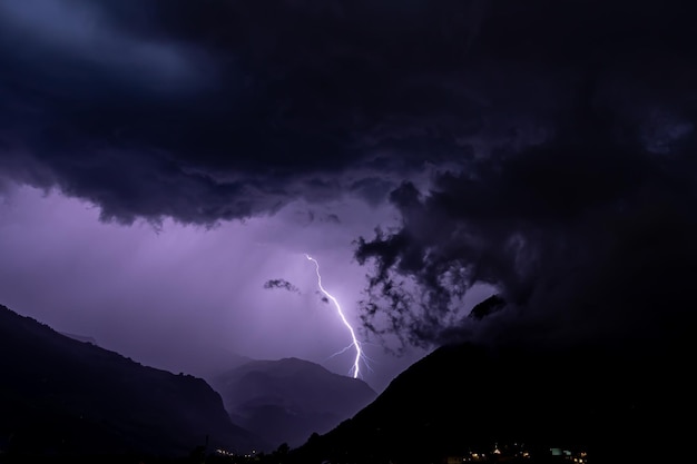 Photo low angle view of lightning in sky