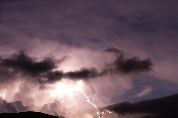 Photo 嵐の雲の中の雷の低角度の視点