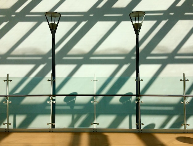 Photo low angle view of lights and shadows in building