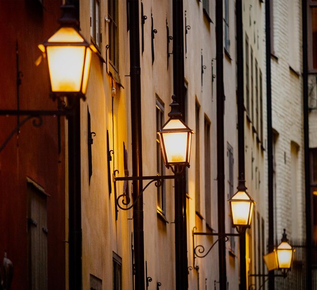 Foto vista ad angolo basso delle lampade da parete accese