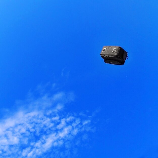 Photo low angle view of luggage against blue sky