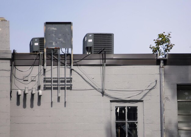 Photo low angle view of machinery on building terrace